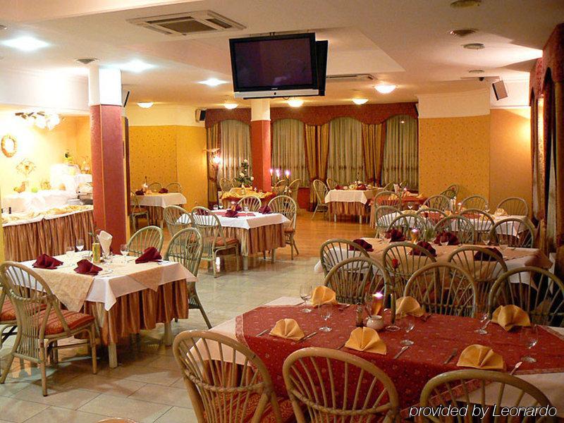 Hotel Calisia Kaliszki المطعم الصورة